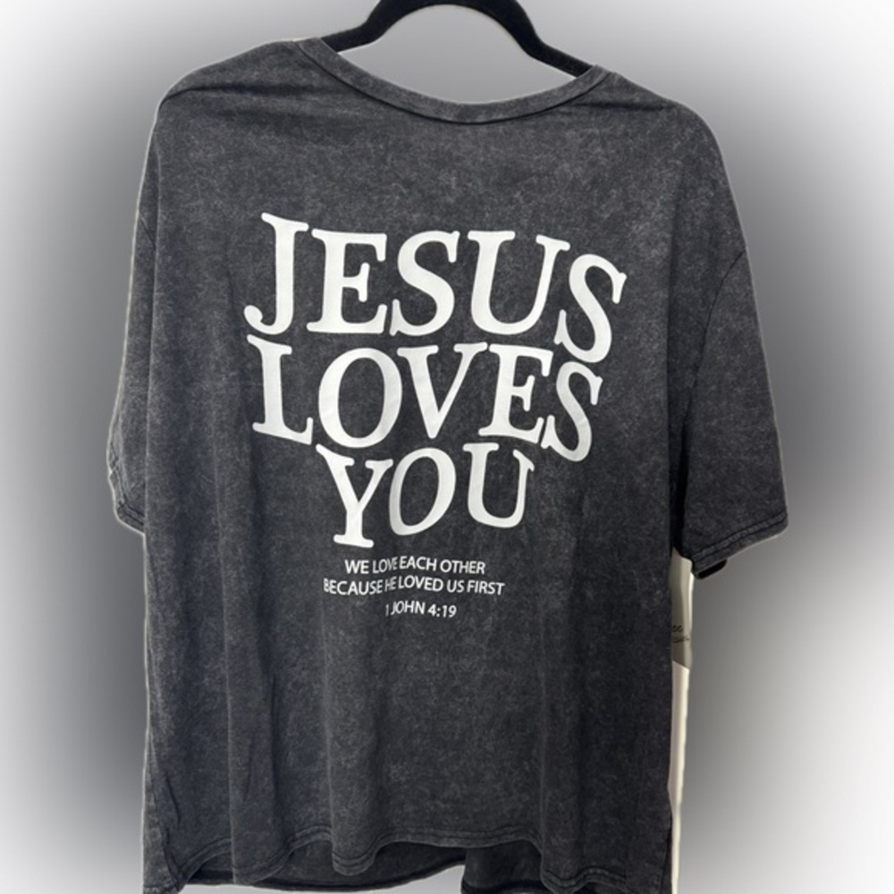 Free Kisses Jesus loves you women’s Charcoal Tee NWT SIZE 3X